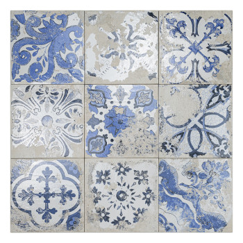 Een decoratieve tegel heeft een symmetrisch blauw fleur-de-lis-patroon dat vanuit het midden straalt, tegen een zwaar verweerde 