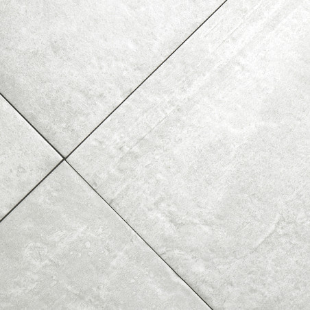 Un azulejo cerámico lisa de color gris claro se cruza con otra, formando un patrón de cuadrícula diagonal. Las texturas sutiles 