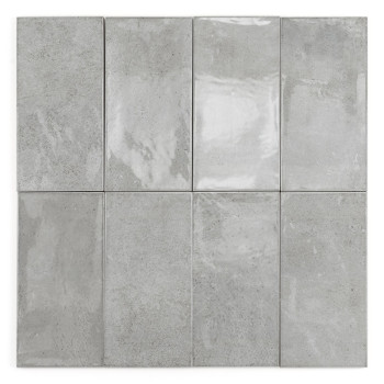 Una losa de concreto rectangular de color gris claro muestra motas sutiles y texturas irregulares, lo que sugiere una apariencia