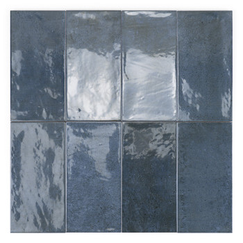 Azulejo de cerámica rectangular, que muestra una superficie brillante y opaca de color gris azulado. aparece sobre un fondo blan