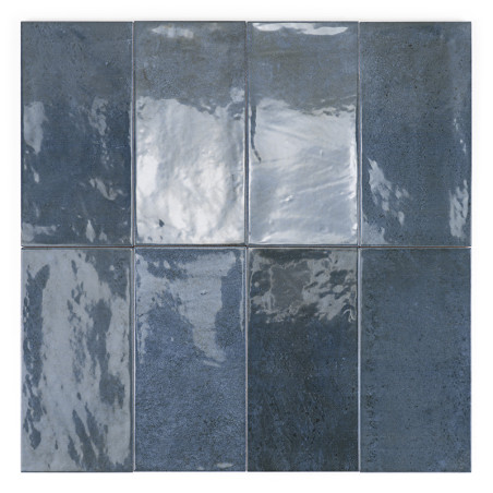 Los azulejos de cerámica brillante, seis en total, muestran una superficie reflectante de color azul intenso. Dispuestos en dos 
