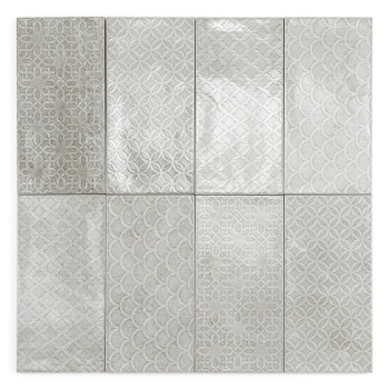 Los azulejos rectangulares muestran un patrón de celosía geométrica en tonos grises claros, sobre un fondo suave y texturizado, 