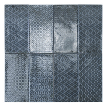El azulejo rectangular muestra un patrón de celosía con formas de diamantes y presenta un acabado brillante. Los colores del mos