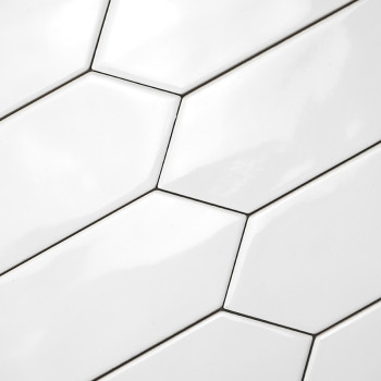 Ladrilhos hexagonais alongados brancos são instalados em um padrão escalonado, criando uma superfície elegante e moderna com bor