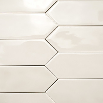 O ladrilho apresenta uma forma hexagonal alongada e brilhante, disposta em um padrão elegante e escalonado, criando um design de