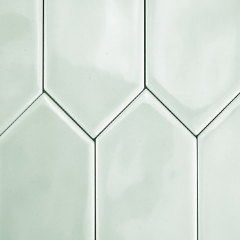 Os ladrilhos cerâmicos hexagonais entrelaçam-se suavemente, formando um padrão contínuo com tons verdes claros, refletindo uma l