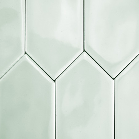 Os ladrilhos cerâmicos hexagonais entrelaçam-se suavemente, formando um padrão contínuo com tons verdes claros, refletindo uma l