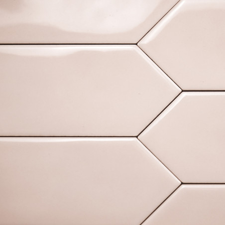 Beigefarbene Keramikfliesen bilden ein Wabenmuster. Die Fliesen reflektieren das Licht, betonen ihre geometrische sechseckige Fo