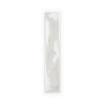 Un long carreau rectangulaire brillant avec une surface lisse et une subtile texture ondulée. Il est affiché sur un fond blanc u