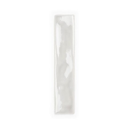 Un long carreau rectangulaire brillant avec une surface lisse et une subtile texture ondulée. Il est affiché sur un fond blanc u