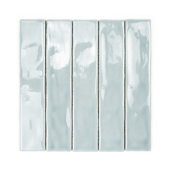 Un azulejo cerámico larga y rectangular está esmaltada en un color azul pálido brillante que refleja la luz. Se apoya sobre un f