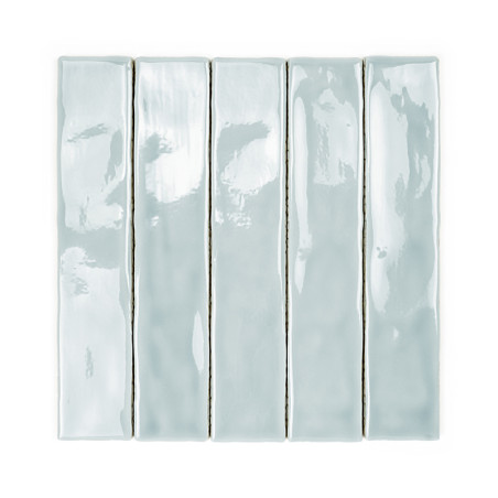 Cinco azulejos de cerámica rectangulares brillantes están alineadas verticalmente. cada azulejo refleja la luz, acentuando su su