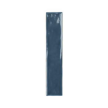 Een lange, smalle, glanzende blauwe tegel rust verticaal en reflecteert licht in een minimalistische setting.