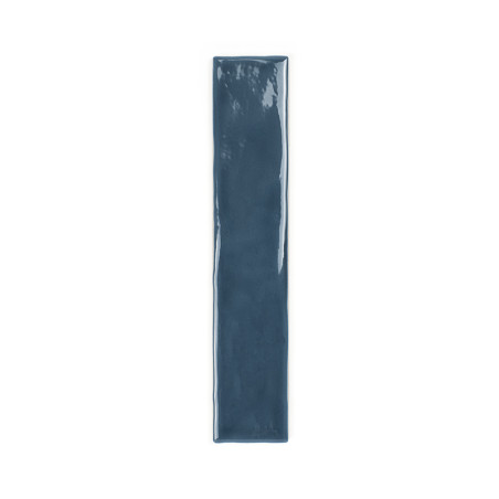 Un carreau bleu long, étroit et brillant repose verticalement, réfléchissant la lumière dans un cadre minimaliste.