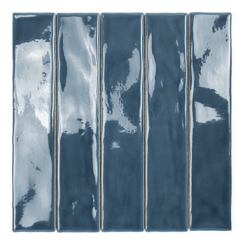 Een lange, smalle, glanzende blauwe tegel rust verticaal en reflecteert licht in een minimalistische setting.