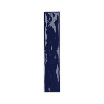 Un azulejo rectangular largo, brillante y de color azul intenso descansa sobre un fondo blanco liso y muestra sutiles patrones r