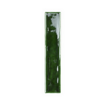 Un long carreau vert rectangulaire et brillant repose sur un fond blanc uni, sa surface réfléchissante mettant en valeur de subt