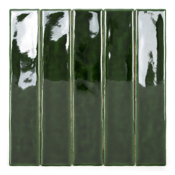 Un long carreau vert rectangulaire et brillant repose sur un fond blanc uni, sa surface réfléchissante mettant en valeur de subt