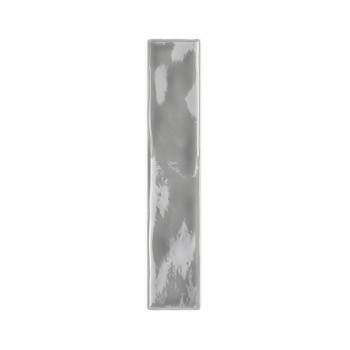 Un carreau rectangulaire gris brillant reflète subtilement la lumière sur sa surface lisse. Il est placé sur un fond simple et b