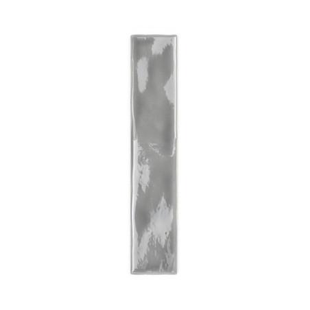 Un azulejo rectangular de color gris brillante refleja sutilmente la luz a través de su superficie lisa. Está sobre un fondo bla