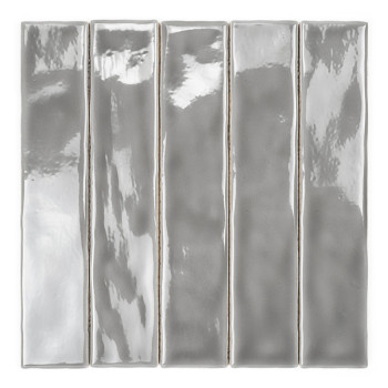 Un carreau rectangulaire gris brillant reflète subtilement la lumière sur sa surface lisse. Il est placé sur un fond simple et b