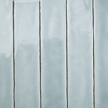 Les carreaux rectangulaires sont disposés verticalement dans une grille, avec une finition gris pâle brillante, reflétant subtil