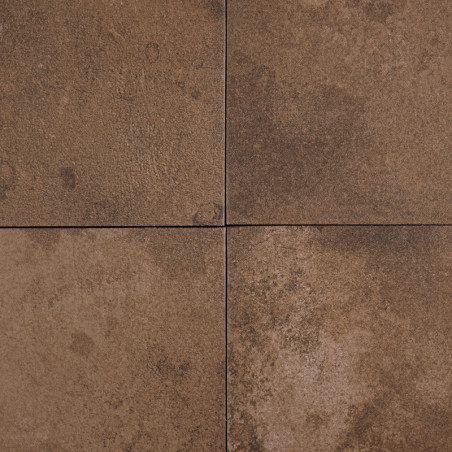 azulejos de cerámica marrón, cada una con una superficie texturizada, forman una cuadrícula. Exhiben variaciones de tono, creand