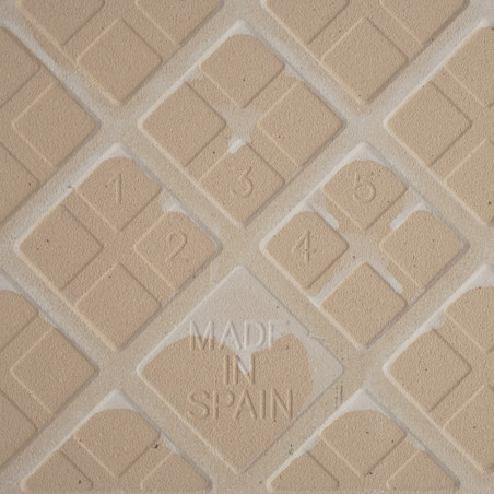 Azulejo con textura beige con patrones geométricos que se cruzan, que muestra los números del 1 al 5. El texto dice `MADE IN SPA
