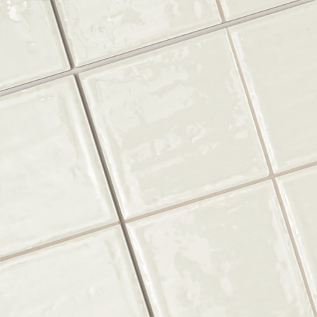 Los azulejos cerámicos, dispuestas en forma de cuadrícula, muestran una superficie brillante de color beige claro. Crean una sup
