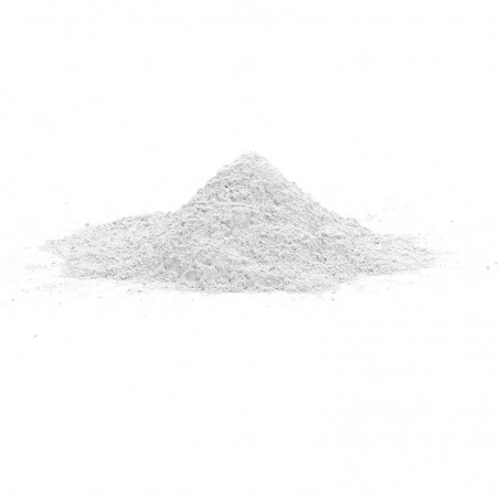 Ein kleiner Hügel aus feinem weißem Pulver liegt auf einer glatten, weißen Oberfläche in einer minimalistischen Umgebung.
