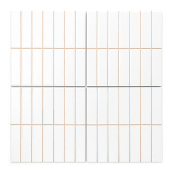 Los azulejos cerámicos rectangulares blancas están dispuestas uniformemente con estrechas líneas de lechada de color beige, form