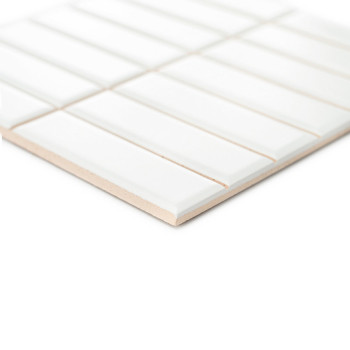 Het object is een witte keramische tegel met rechthoekige ribbels, die plat tegen een witte achtergrond ligt, waardoor een linea