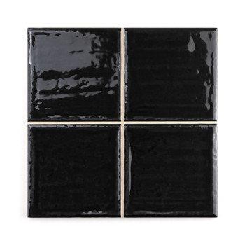 Cuatro azulejos de cerámica de color negro brillante están dispuestas en forma cuadrada. Cada mosaico refleja la luz, creando su