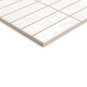 Les carreaux rectangulaires blancs brillants sont posés en quinconce, créant un motif géométrique moderne sur un fond neutre.