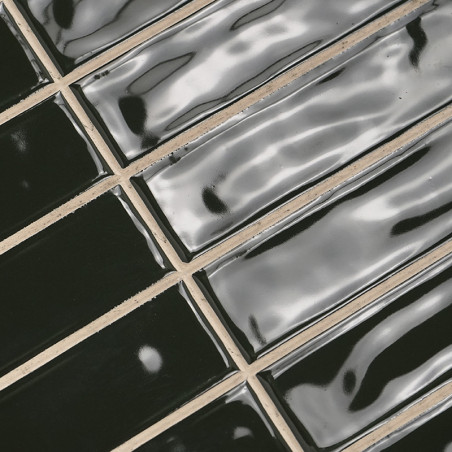 Glanzende zwarte rechthoekige tegels worden in een rasterpatroon gelegd. Ze reflecteren licht en creëren een golvend, spiegelach