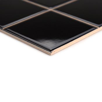 Um ladrilho preto brilhante com formato quadrado fica sozinho, refletindo a luz sutilmente, e é colocado contra um fundo branco 