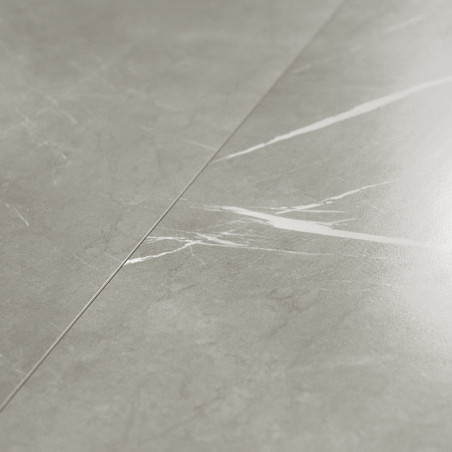 Les carreaux de marbre gris présentent de subtiles veines blanches, créant un motif élégant sur une surface lisse. positionné da
