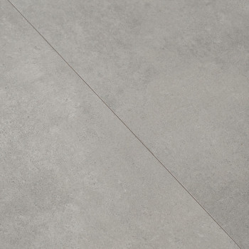 Dos azulejos de color gris claro que se encuentran en una costura. Presentan una superficie texturizada sutil con un patrón lige