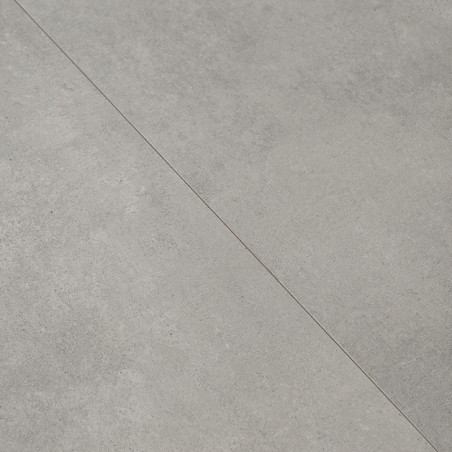 Dos azulejos de color gris claro que se encuentran en una costura. Presentan una superficie texturizada sutil con un patrón lige