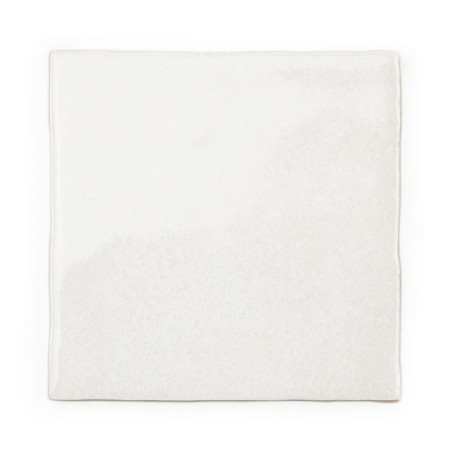 Un azulejo blanco cuadrado permanece estacionario y presenta una superficie lisa y ligeramente texturizada. El fondo liso resalt