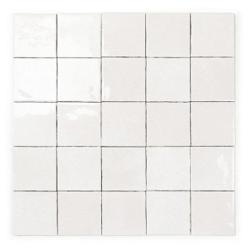 Un carreau carré blanc reste immobile et présente une surface lisse et légèrement texturée. Le fond uni souligne son design mini