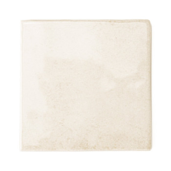 Een gladde, vierkante tegel heeft een zachte ivoorkleurige tint met subtiele marmering, wat een strakke, minimalistische estheti