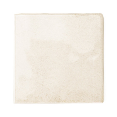 Um ladrilho liso e quadrado apresenta um tom suave de marfim com marmoreio sutil, sugerindo uma estética limpa e minimalista, ad