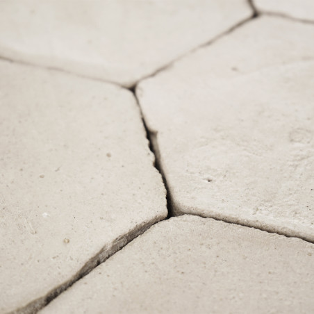 Sechseckige Terrakottafliesen greifen nahtlos ineinander und bilden eine strukturierte Oberfläche, die in einer minimalistischen