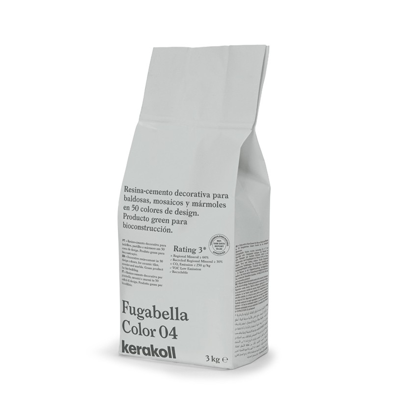 Le sac tient debout et affiche le texte en espagnol pour le ciment-résine « Fugabella Color 04 » de Kerakoll dans un emballage n