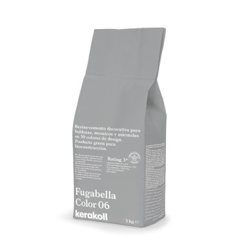 Saco cinza em pé, rotulado 'Fugabella Color 06 kerakoll', contendo 3 kg de cimento-resina decorativo para azulejos, mosaicos e m
