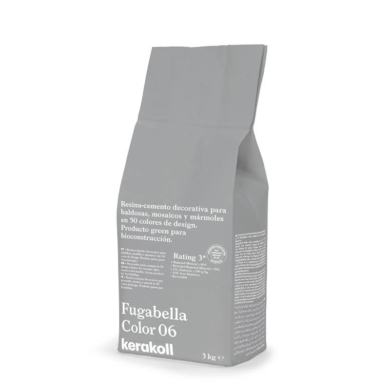 Saco cinza em pé, rotulado 'Fugabella Color 06 kerakoll', contendo 3 kg de cimento-resina decorativo para azulejos, mosaicos e m