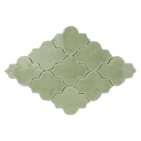 Les carreaux de terre cuite verte forment un motif imbriqué répétitif, créant un agencement décoratif sur un fond blanc uni.