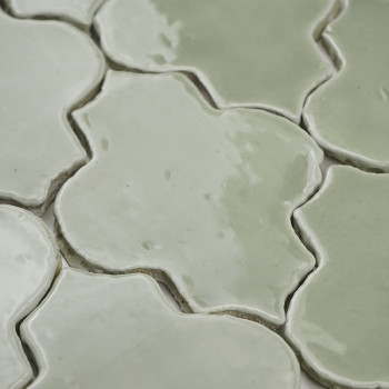Les carreaux de terre cuite verte imbriqués forment une surface à motifs, mettant en valeur leur finition brillante et leur douc