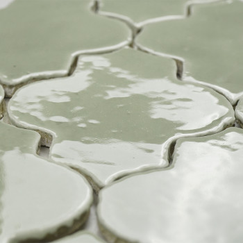 Les carreaux en terre cuite émaillée affichent un motif ondulé avec une finition brillante, interconnectés de manière transparen